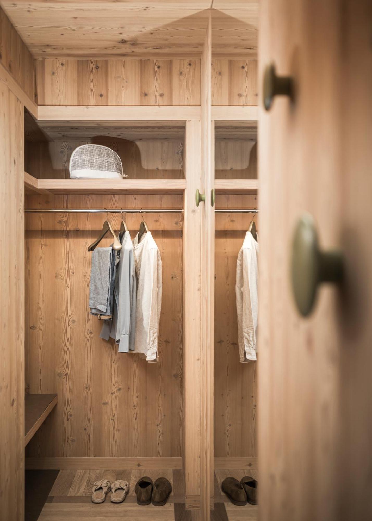 Falkensteiner Hotel Kronplatz - The Leading Hotels Of The World (Adults Only) Riscone Quarto foto A wardrobe