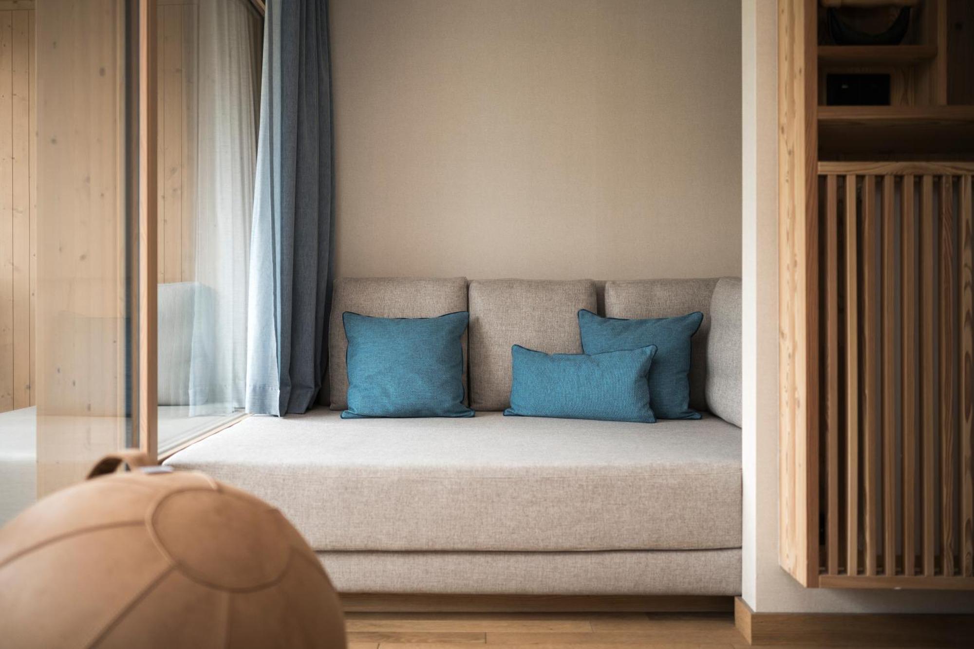 Falkensteiner Hotel Kronplatz - The Leading Hotels Of The World (Adults Only) Riscone Quarto foto A sofa bed