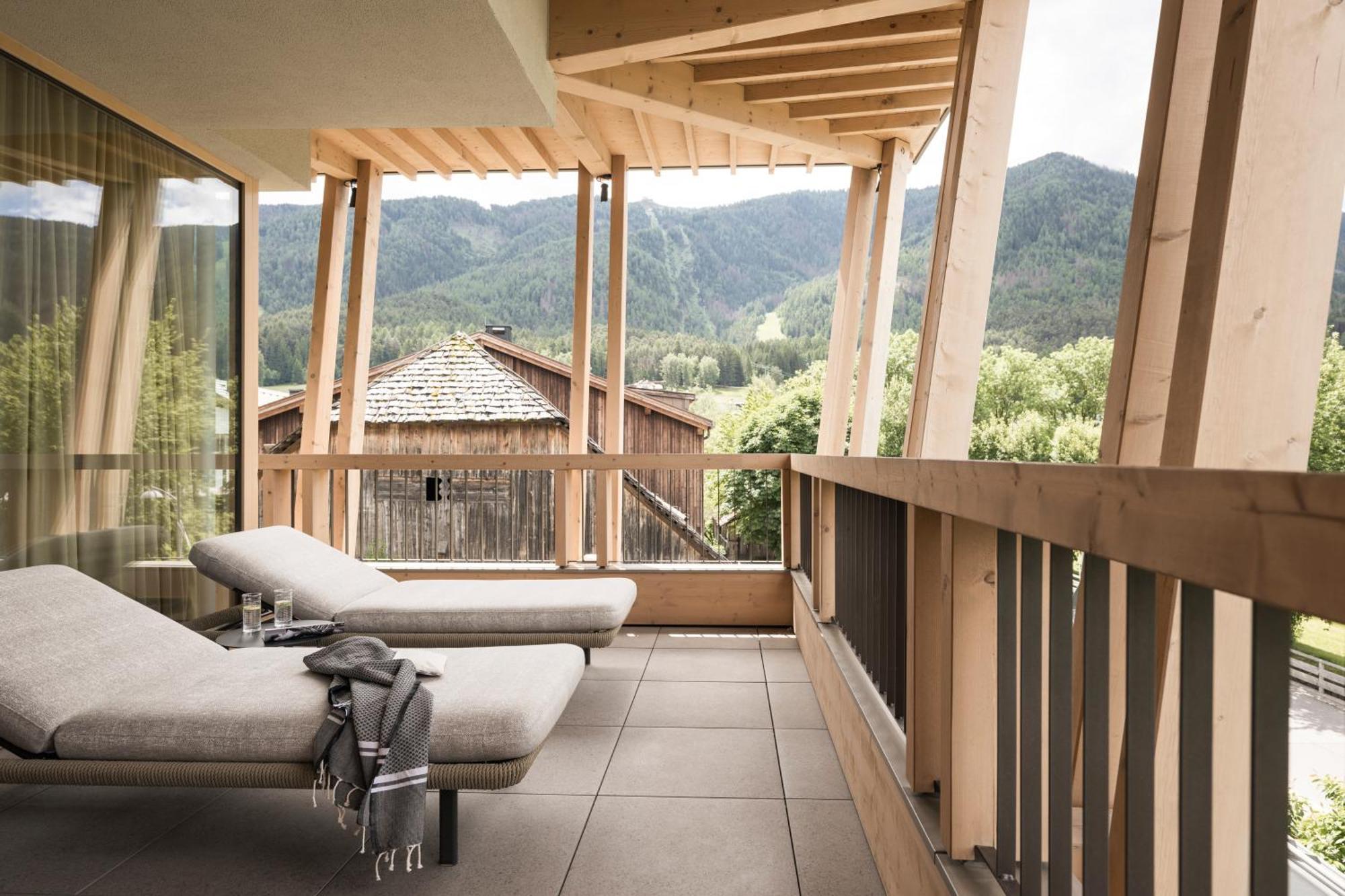 Falkensteiner Hotel Kronplatz - The Leading Hotels Of The World (Adults Only) Riscone Exterior foto The balcony of a suite